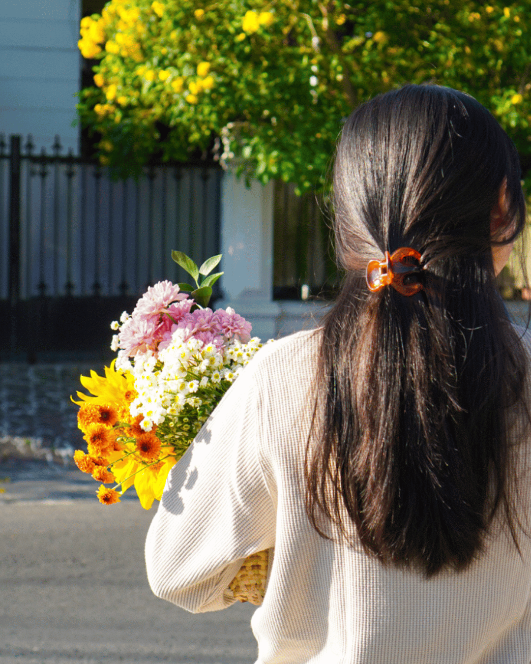 How to Make Your Fresh Flowers Last Longer in  a Vase